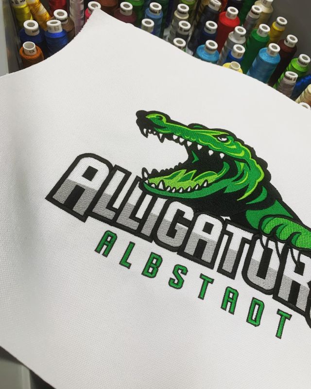 Hungrig🐊 auf neue Projekte? Wir realisieren auch große Stickprojekte für euer Team. #eishockey #stickerei #albstadt #alligators #embroidery #bielefeld #hockey